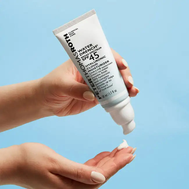 Hidratante en nube con ácido hialurónico Water Drench de amplio espectro con FPS 45 de Peter Thomas Roth en tamaño pequeño o de viaje