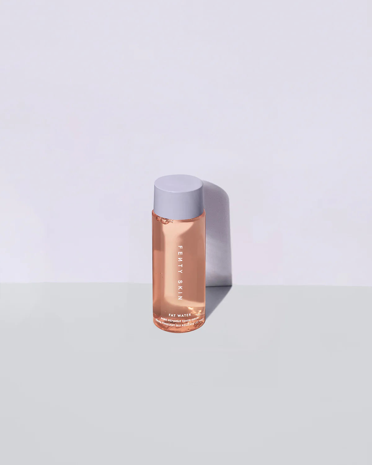 Suero tónico refinador de poros con niacinamida y agua saturada Fat Water de Fenty Skin en tamaño mini/de viaje con cereza de Barbados