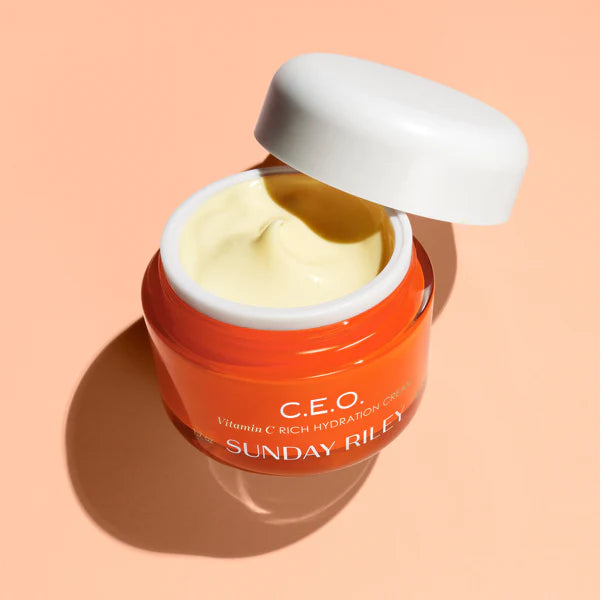 Crema hidratante rica en vitamina C CEO de Sunday Riley en tamaño mini o de viaje