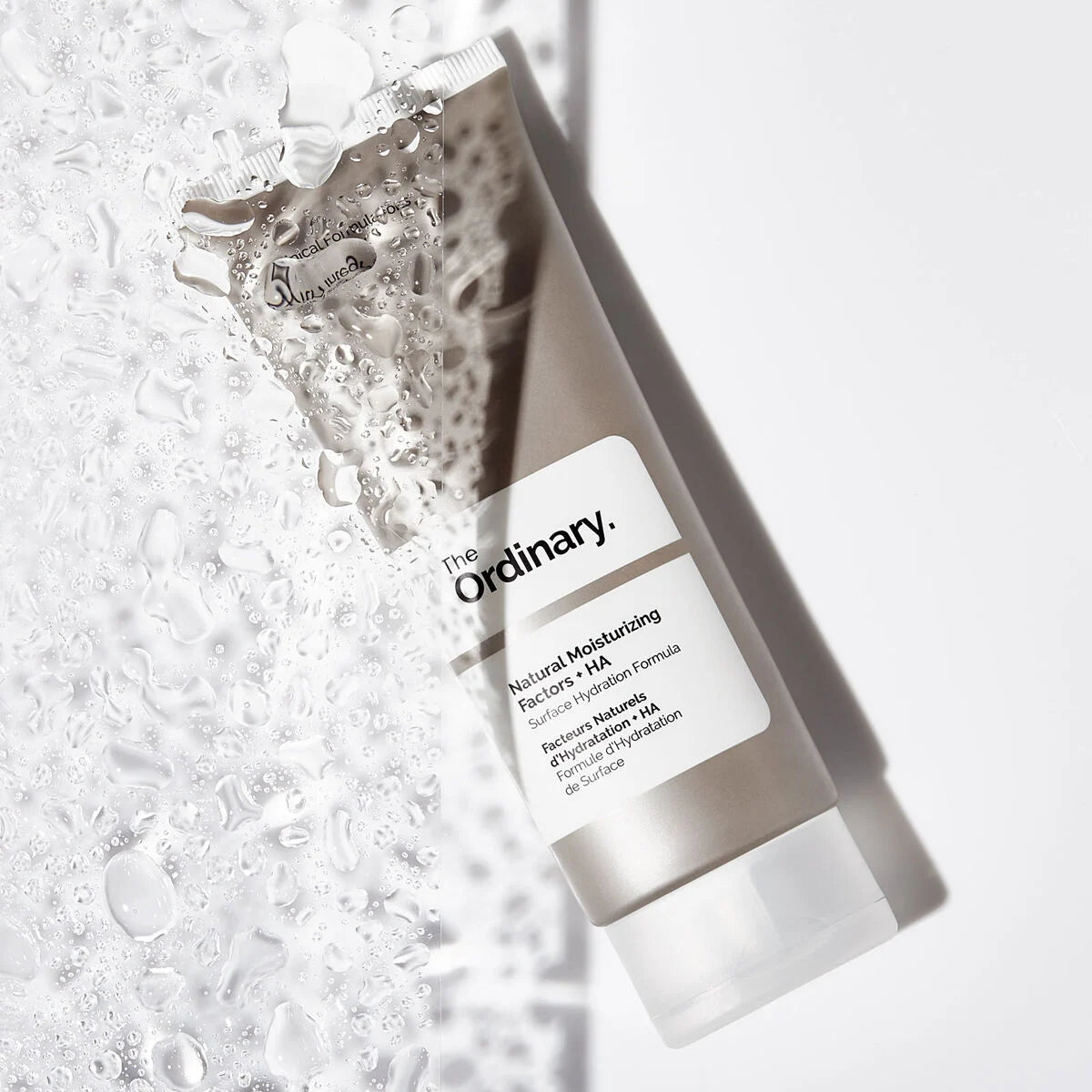 Factores humectantes naturales + HA en tamaño mini/de viaje de The Ordinary