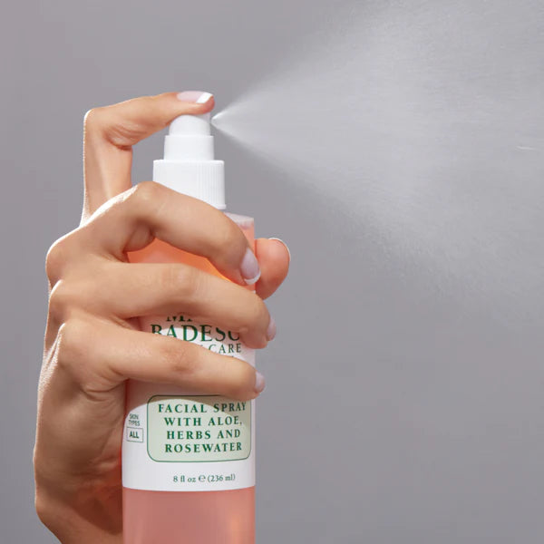 Spray facial Mario Badescu en tamaño mini/de viaje con aloe, hierbas y agua de rosas