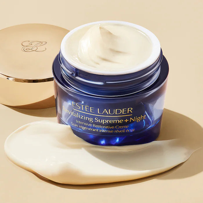 Crema reparadora intensiva de noche Revitalizing Supreme+ de Estée Lauder en tamaño mini o de viaje