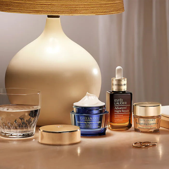 Crema reparadora intensiva de noche Revitalizing Supreme+ de Estée Lauder en tamaño mini o de viaje