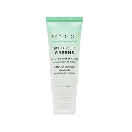 Limpiador espumoso sin aceite Whipped Greens de Farmacy en tamaño mini/de viaje con moringa y papaya